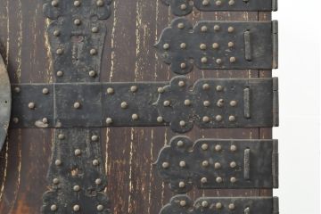 和製アンティーク　総桐　変わり金具　歴史を感じる佇まいが魅力的な観音開き時代箪笥・上段(和タンス、収納箪笥、引き出し、重ね箪笥)(R-057921)