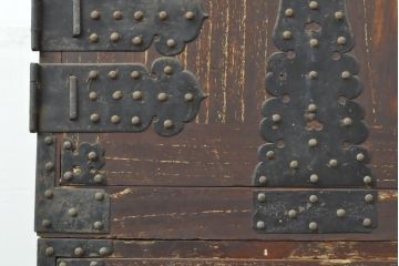 和製アンティーク　総桐　変わり金具　歴史を感じる佇まいが魅力的な観音開き時代箪笥・上段(和タンス、収納箪笥、引き出し、重ね箪笥)(R-057921)