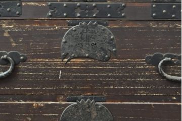 和製アンティーク　総桐　変わり金具　歴史を感じる佇まいが魅力的な観音開き時代箪笥・下段(和タンス、収納箪笥、引き出し、重ね箪笥)(R-057922)