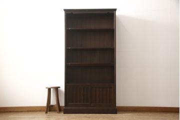 中古　美品　北海道民芸家具　シンプルながらもクラシカルな雰囲気漂う本棚(定価約22万円)(ブックシェルフ、飾り棚、収納棚)(R-057930)