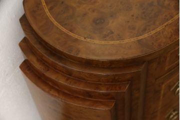 中古　六本木アピス　スペイン高級家具　バーズアイ　凝ったデザインが面白い象嵌入りサイドチェスト(定価約39万円)(サイドボード、引き出し、サイドテーブル)(R-057932)