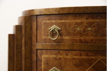 中古　六本木アピス　スペイン高級家具　バーズアイ　凝ったデザインが面白い象嵌入りサイドチェスト(定価約39万円)(サイドボード、引き出し、サイドテーブル)(R-057932)
