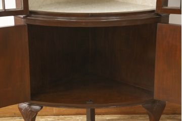 イギリスアンティーク　マホガニー材　店舗什器にもおすすめ! クラシカルな雰囲気を醸し出すコーナーキャビネット(コーナーラック、収納棚、飾り棚)(R-057933)