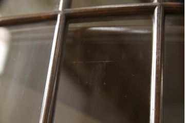 イギリスアンティーク　マホガニー材　店舗什器にもおすすめ! クラシカルな雰囲気を醸し出すコーナーキャビネット(コーナーラック、収納棚、飾り棚)(R-057933)