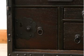 和製アンティーク　堅牢な金具と渋みのある佇まいが魅力的な船箪笥(掛硯型、懸硯型、時代箪笥、和たんす、小物収納、小箪笥)(R-057935)