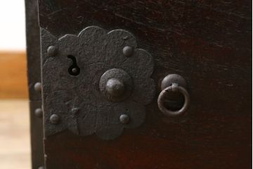 和製アンティーク　堅牢な金具と渋みのある佇まいが魅力的な船箪笥(掛硯型、懸硯型、時代箪笥、和たんす、小物収納、小箪笥)(R-057935)