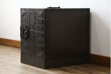 和製アンティーク　堅牢な金具と渋みのある佇まいが魅力的な船箪笥(掛硯型、懸硯型、時代箪笥、和たんす、小物収納、小箪笥)(R-057935)
