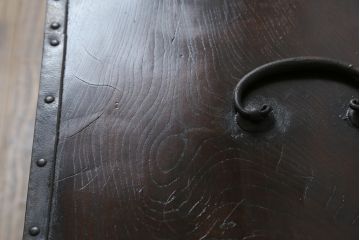 和製アンティーク　堅牢な金具と渋みのある佇まいが魅力的な船箪笥(掛硯型、懸硯型、時代箪笥、和たんす、小物収納、小箪笥)(R-057935)