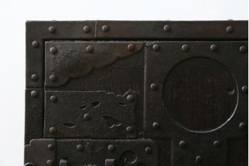 和製アンティーク　堅牢な金具と渋みのある佇まいが魅力的な船箪笥(掛硯型、懸硯型、時代箪笥、和たんす、小物収納、小箪笥)(R-057935)