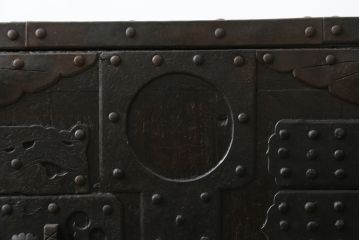 和製アンティーク　堅牢な金具と渋みのある佇まいが魅力的な船箪笥(掛硯型、懸硯型、時代箪笥、和たんす、小物収納、小箪笥)(R-057935)