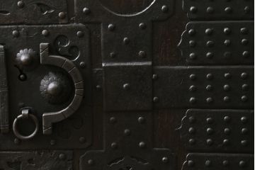 和製アンティーク　堅牢な金具と渋みのある佇まいが魅力的な船箪笥(掛硯型、懸硯型、時代箪笥、和たんす、小物収納、小箪笥)(R-057935)