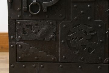 和製アンティーク　堅牢な金具と渋みのある佇まいが魅力的な船箪笥(掛硯型、懸硯型、時代箪笥、和たんす、小物収納、小箪笥)(R-057935)