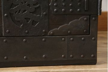 和製アンティーク　堅牢な金具と渋みのある佇まいが魅力的な船箪笥(掛硯型、懸硯型、時代箪笥、和たんす、小物収納、小箪笥)(R-057935)