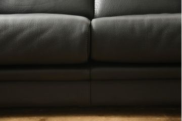中古　美品　イタリア　フォルメンティ　本革　高級感あふれる2.5人掛けレザーソファ(定価約120万円)(2人掛け、3人掛け)(R-057936)