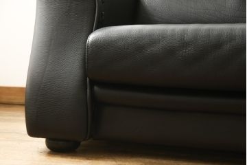 中古　美品　イタリア　フォルメンティ　本革　高級感あふれる2.5人掛けレザーソファ(定価約120万円)(2人掛け、3人掛け)(R-057936)