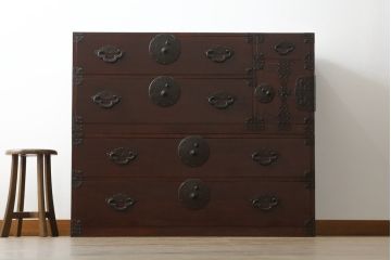 和製アンティーク　美品　前面欅(ケヤキ)材　漆のきれいな二段重ね米沢箪笥(和箪笥、収納箪笥、時代箪笥、引き出し)(R-057944)