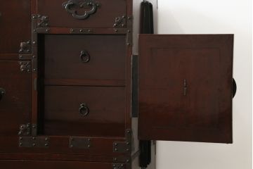 和製アンティーク　美品　前面欅(ケヤキ)材　漆のきれいな二段重ね米沢箪笥(和箪笥、収納箪笥、時代箪笥、引き出し)(R-057944)