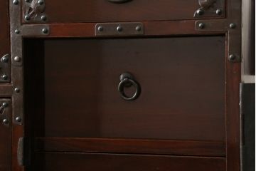 和製アンティーク　美品　前面欅(ケヤキ)材　漆のきれいな二段重ね米沢箪笥(和箪笥、収納箪笥、時代箪笥、引き出し)(R-057944)