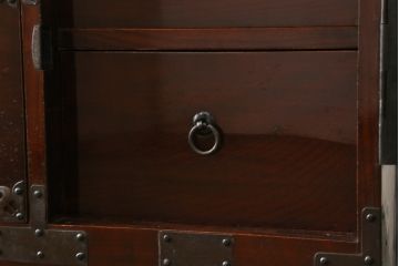 和製アンティーク　美品　前面欅(ケヤキ)材　漆のきれいな二段重ね米沢箪笥(和箪笥、収納箪笥、時代箪笥、引き出し)(R-057944)