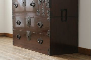 和製アンティーク　美品　前面欅(ケヤキ)材　漆のきれいな二段重ね米沢箪笥(和箪笥、収納箪笥、時代箪笥、引き出し)(R-057944)