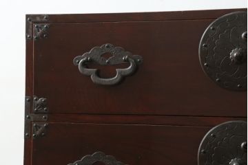 和製アンティーク　美品　前面欅(ケヤキ)材　漆のきれいな二段重ね米沢箪笥(和箪笥、収納箪笥、時代箪笥、引き出し)(R-057944)