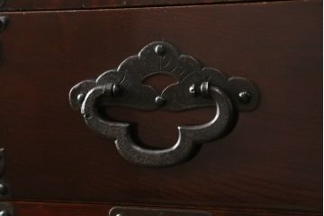 和製アンティーク　美品　前面欅(ケヤキ)材　漆のきれいな二段重ね米沢箪笥(和箪笥、収納箪笥、時代箪笥、引き出し)(R-057944)