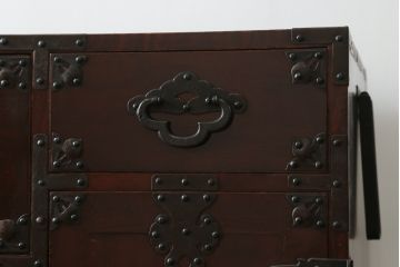 和製アンティーク　美品　前面欅(ケヤキ)材　漆のきれいな二段重ね米沢箪笥(和箪笥、収納箪笥、時代箪笥、引き出し)(R-057944)