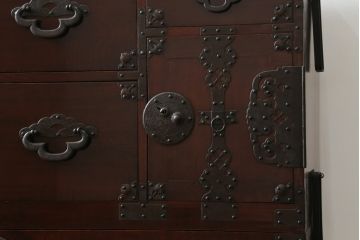 和製アンティーク　美品　前面欅(ケヤキ)材　漆のきれいな二段重ね米沢箪笥(和箪笥、収納箪笥、時代箪笥、引き出し)(R-057944)