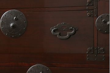 和製アンティーク　美品　前面欅(ケヤキ)材　漆のきれいな二段重ね米沢箪笥(和箪笥、収納箪笥、時代箪笥、引き出し)(R-057944)