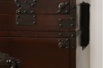 和製アンティーク　美品　前面欅(ケヤキ)材　漆のきれいな二段重ね米沢箪笥(和箪笥、収納箪笥、時代箪笥、引き出し)(R-057944)