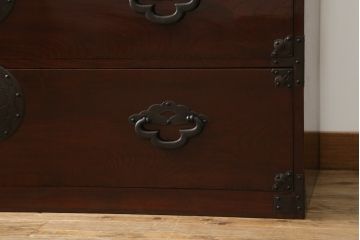 和製アンティーク　美品　前面欅(ケヤキ)材　漆のきれいな二段重ね米沢箪笥(和箪笥、収納箪笥、時代箪笥、引き出し)(R-057944)