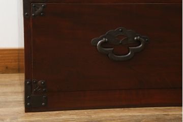 和製アンティーク　美品　前面欅(ケヤキ)材　漆のきれいな二段重ね米沢箪笥(和箪笥、収納箪笥、時代箪笥、引き出し)(R-057944)