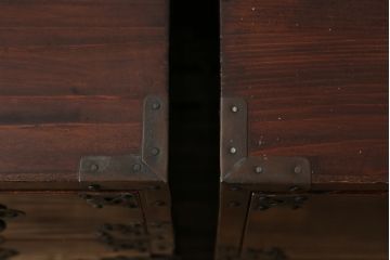 和製アンティーク　美品　前面欅(ケヤキ)材　漆のきれいな二段重ね米沢箪笥(和箪笥、収納箪笥、時代箪笥、引き出し)(R-057944)