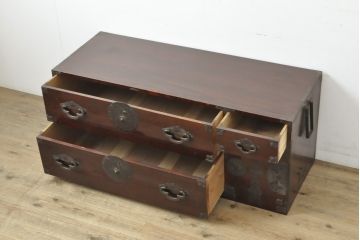 和製アンティーク　美品　前面欅(ケヤキ)材　漆のきれいな米沢箪笥ローボード(ローチェスト、和箪笥、収納箪笥、時代箪笥、引き出し)(R-057945)
