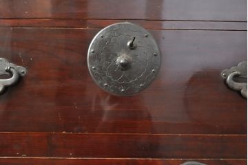 和製アンティーク　美品　前面欅(ケヤキ)材　漆のきれいな米沢箪笥ローボード(ローチェスト、和箪笥、収納箪笥、時代箪笥、引き出し)(R-057945)