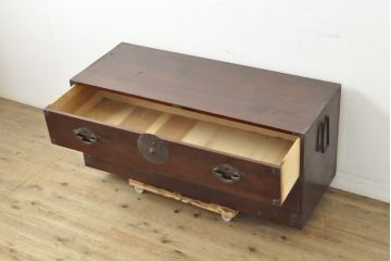 和製アンティーク　美品　前面欅(ケヤキ)材　漆のきれいな米沢箪笥ローボード(ローチェスト、和箪笥、収納箪笥、時代箪笥、引き出し)(R-057946)