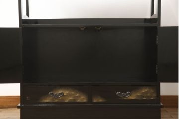中古　総漆塗り　沈金　黒と金のコントラストが美しい茶棚(飾り棚、茶箪笥、戸棚)(R-057949)