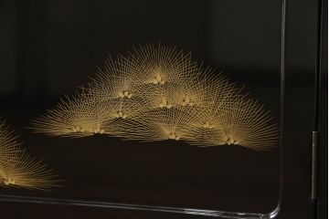 中古　総漆塗り　沈金　黒と金のコントラストが美しい茶棚(飾り棚、茶箪笥、戸棚)(R-057949)