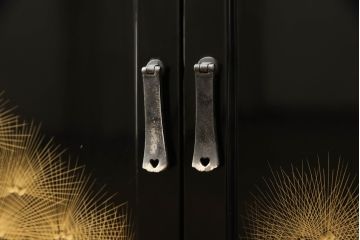 中古　総漆塗り　沈金　黒と金のコントラストが美しい茶棚(飾り棚、茶箪笥、戸棚)(R-057949)