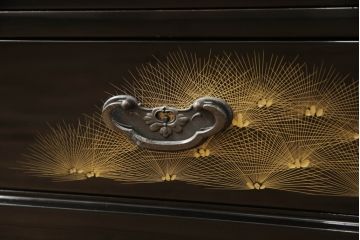 中古　総漆塗り　沈金　黒と金のコントラストが美しい茶棚(飾り棚、茶箪笥、戸棚)(R-057949)