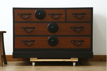 中古　美品　上手物!　国産民芸家具　総桐　厚手の桐材が贅沢に使われた和モダンな米沢箪笥　(R-057956)