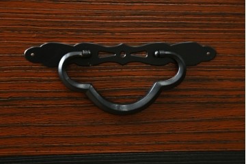 中古　美品　上手物!　国産民芸家具　総桐　厚手の桐材が贅沢に使われた和モダンな米沢箪笥　(R-057956)