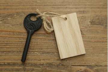 中古　美品　上手物!　国産民芸家具　総桐　厚手の桐材が贅沢に使われた和モダンな米沢箪笥　(R-057956)