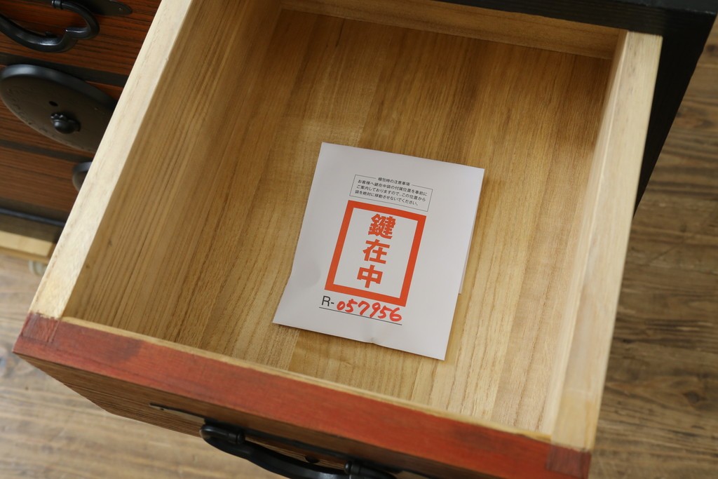 中古　美品　上手物!　国産民芸家具　総桐　厚手の桐材が贅沢に使われた和モダンな米沢箪笥　(R-057956)