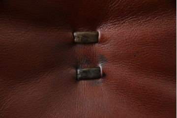 中古　EURO CASA(ユーロ・カーサ)取り扱い　イタリア　フォルメンティ　本革　高級感あふれる2.5人掛けレザーソファ(定価約120万円)(2人掛け、3人掛け)(R-057957)