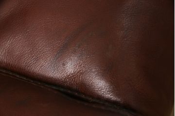 中古　EURO CASA(ユーロ・カーサ)取り扱い　イタリア　フォルメンティ　本革　高級感あふれる2.5人掛けレザーソファ(定価約120万円)(2人掛け、3人掛け)(R-057957)