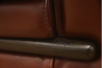 中古　EURO CASA(ユーロ・カーサ)取り扱い　イタリア　フォルメンティ　本革　高級感あふれる2.5人掛けレザーソファ(定価約120万円)(2人掛け、3人掛け)(R-057957)