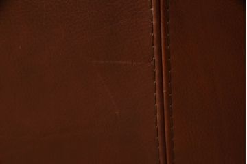 中古　EURO CASA(ユーロ・カーサ)取り扱い　イタリア　フォルメンティ　本革　高級感あふれる2.5人掛けレザーソファ(定価約120万円)(2人掛け、3人掛け)(R-057957)