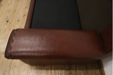 中古　EURO CASA(ユーロ・カーサ)取り扱い　イタリア　フォルメンティ　本革　高級感あふれる2.5人掛けレザーソファ(定価約120万円)(2人掛け、3人掛け)(R-057957)