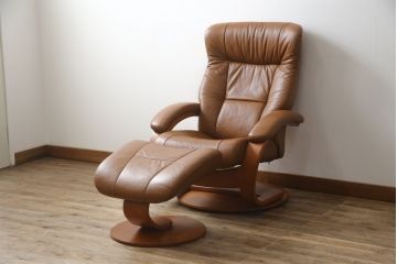 中古　美品　牛本革　ノルウェー　Hjellegjerde(イエリアーダ社)　ノーザンコンフォート　優雅なくつろぎの時間におすすめのリクライニングチェア&オットマン(定価約30万円)(椅子、アームチェア、フットスツール)(エコーネス、EKORNES、ストレスレスチェア)(R-057963)